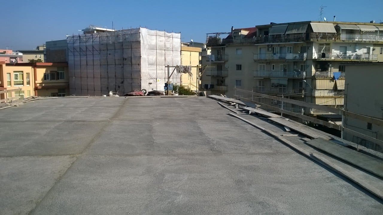 Abbattimento e ricostruzione di un solaio del tetto del refettorio scolastico della scuola Antonio De Curtis