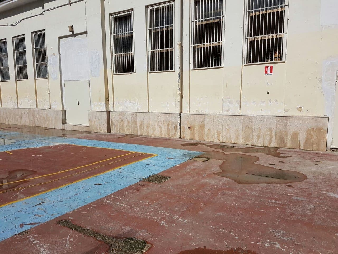 Abbattimento e ricostruzione di un solaio del tetto del refettorio scolastico della scuola Antonio De Curtis