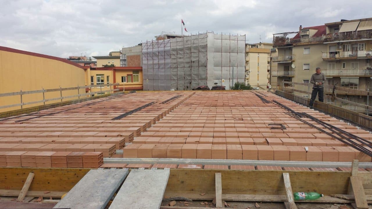 Abbattimento e ricostruzione di un solaio del tetto del refettorio scolastico della scuola Antonio De Curtis